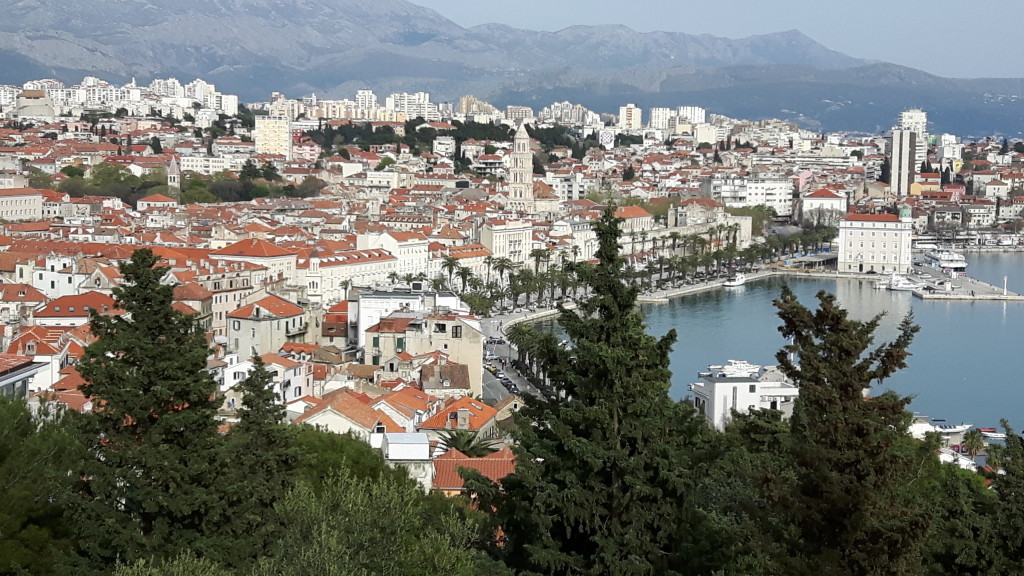 Split und sein Hafen vom Majan Park aus.