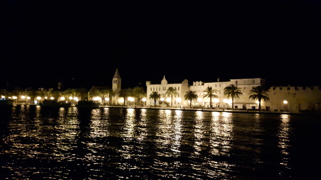 Trogir bei Nacht.