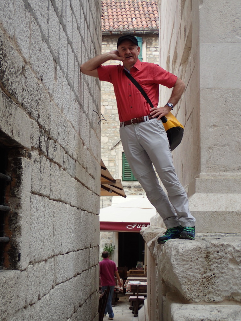 Hans stützt die Mauer in Split.