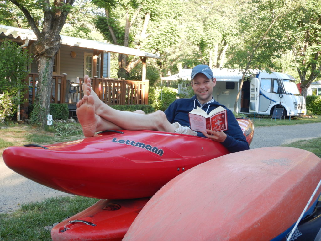 Joel will auch beim Lesen sein neues Lettmann-Boot geniessen und sitzt hier offenbar bequem.