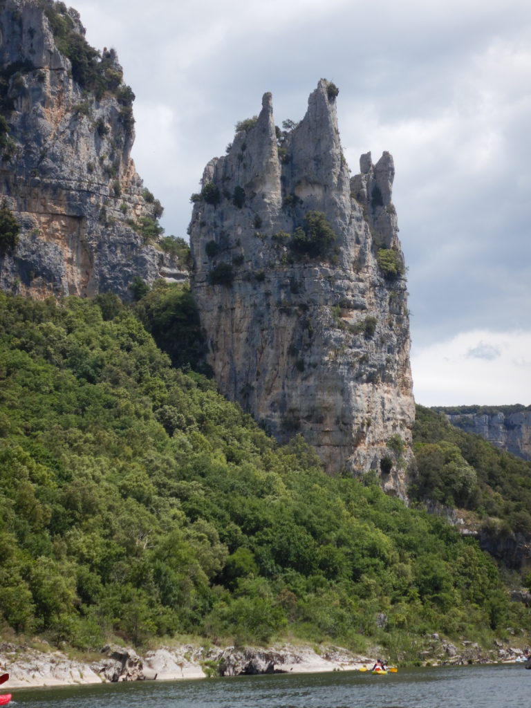 Das ist die Felsformation La Cathèdrale welche 150 Meter über dem Flussufer ragt.