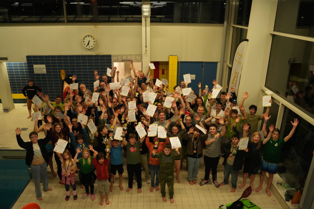 Alle glücklichen Teilnehmer mit Diplom am 3. März 2024 in Stuttgart