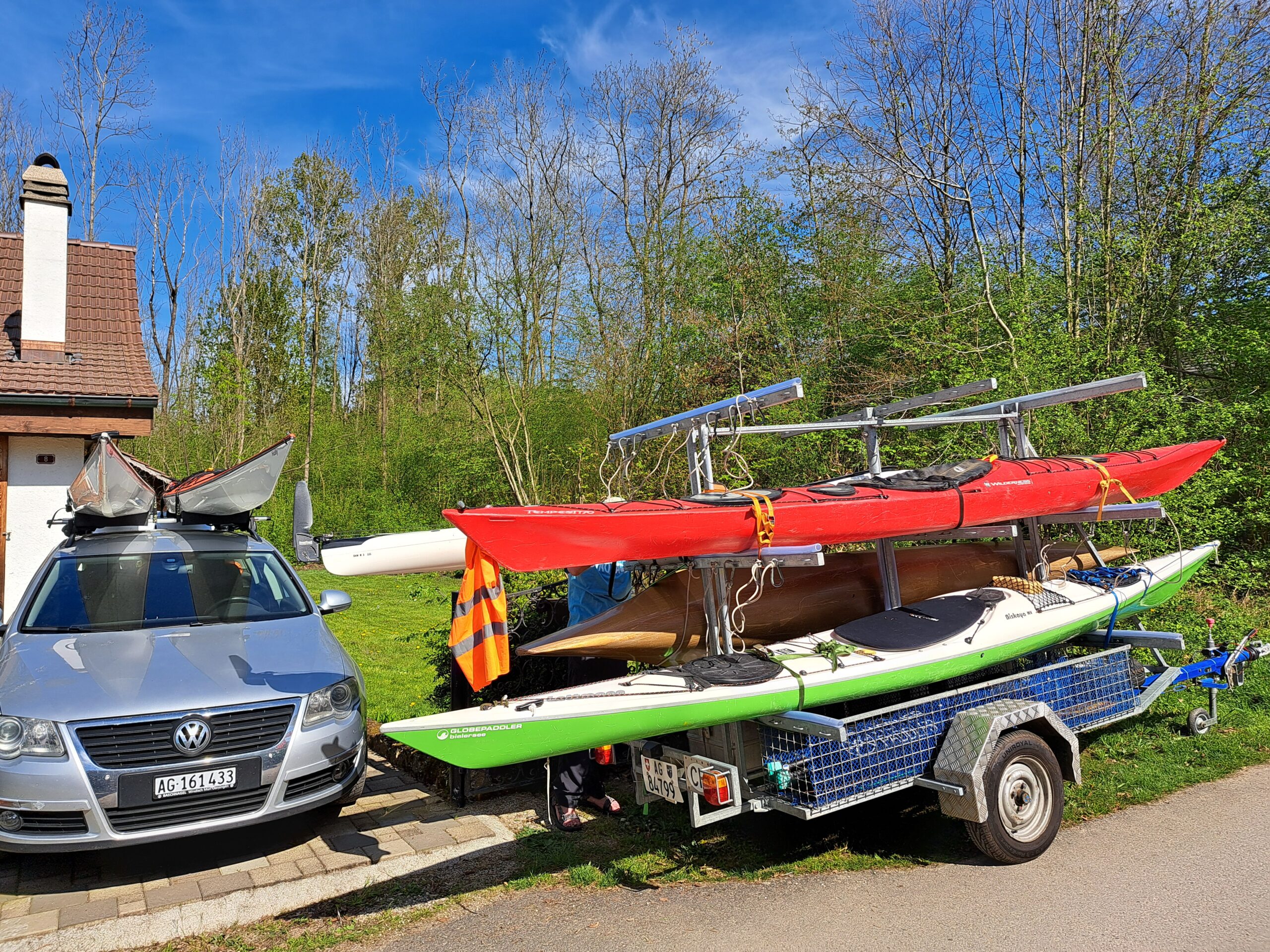Marrre zog zog mit seinem Subaru den Anhänger mit den Booten. Anita und Markus luden ihre Boote auf ihren VW Passat. 