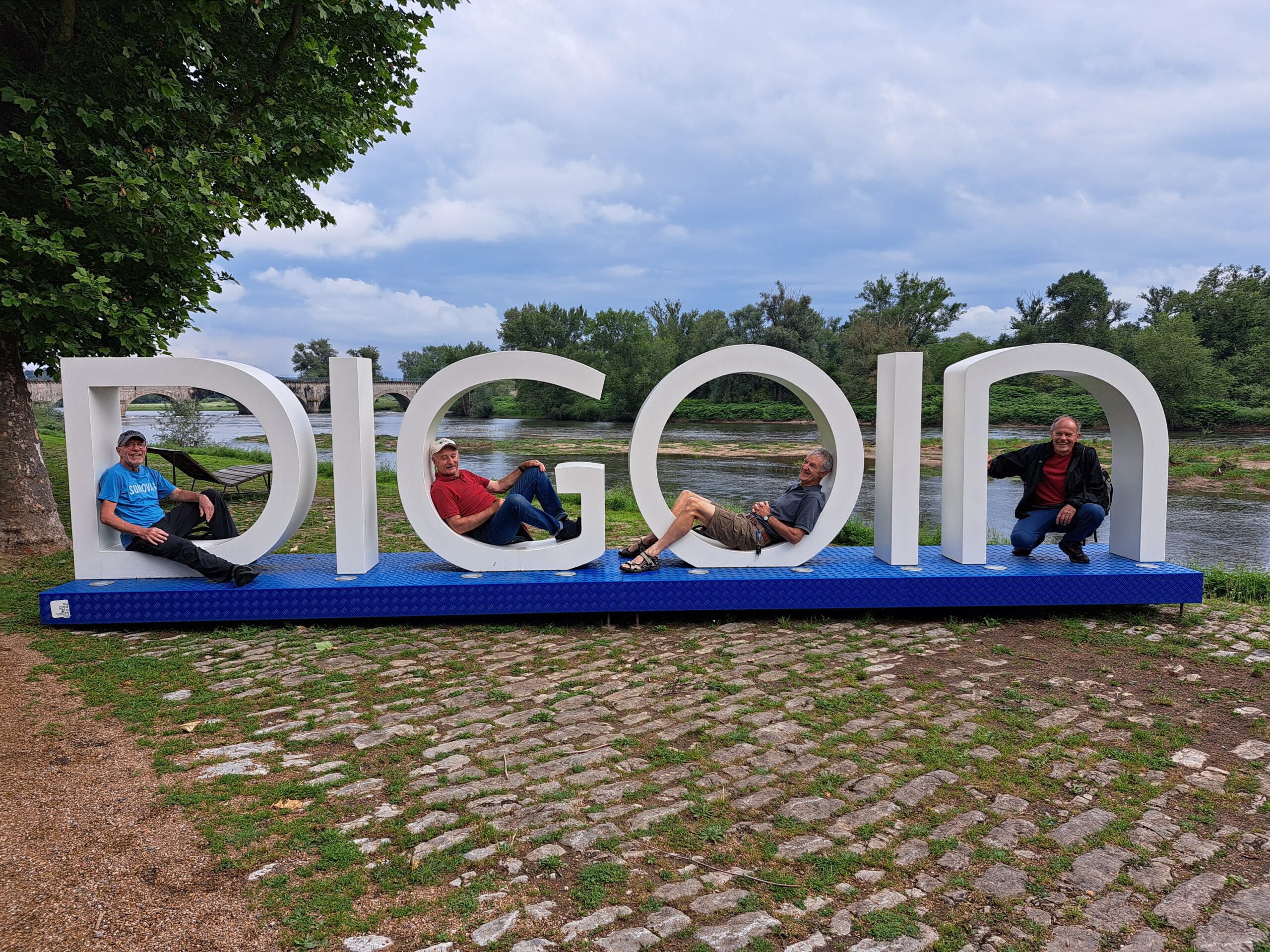 Ruedi, Hans, Stefan und Martin starteten die Tour auf der Loire hier in Digoin 8. Juni 2024.