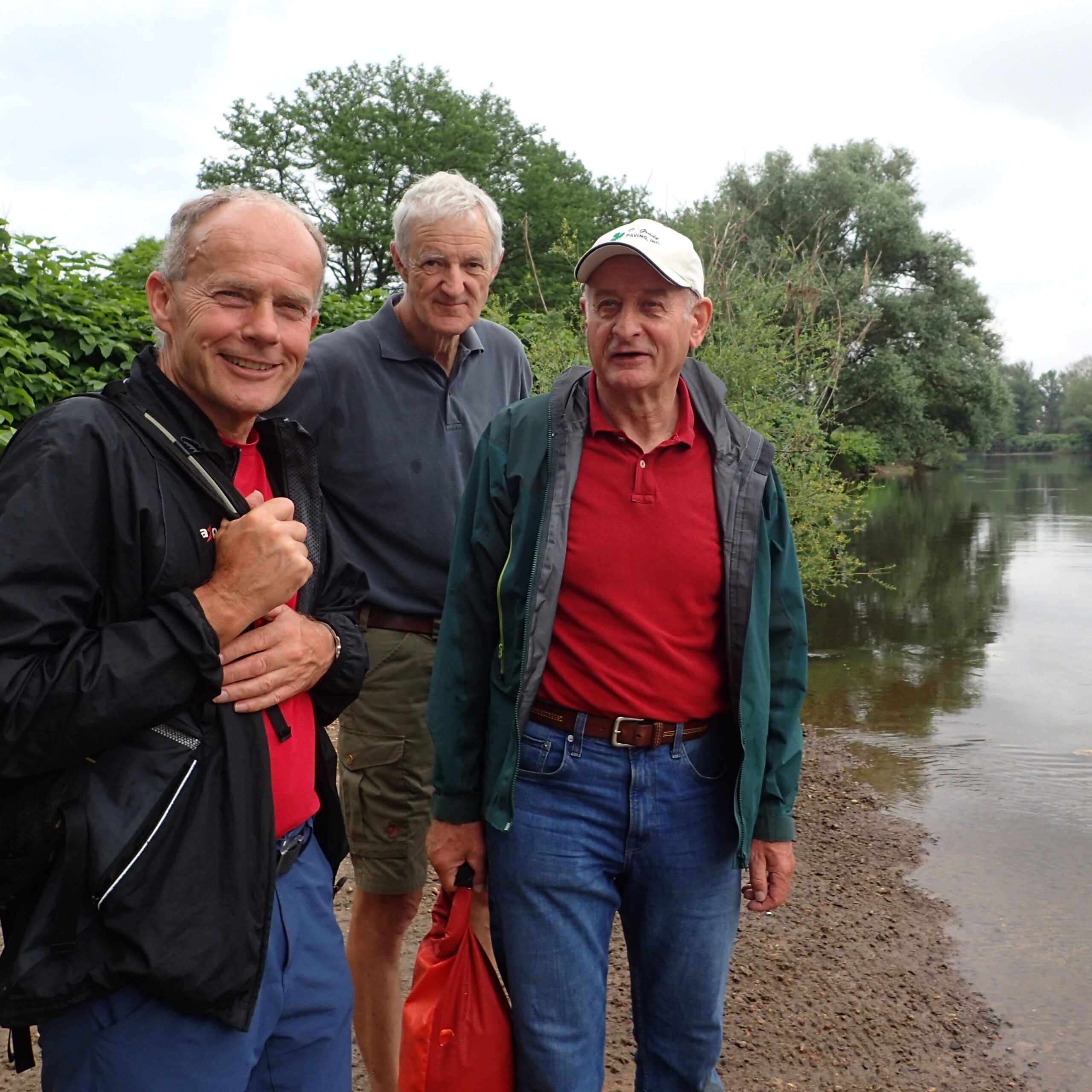 Martin, Stefan und Hans erreichten glücklich am 14. Juni 2024 das Ziel Cosne-Cours-sur-Loire wohlbehalten nach durchschnittlich 37 Kilometer Paddelstrecke pro Tag. Auch Ruedi (Fotograf) hielt mit.