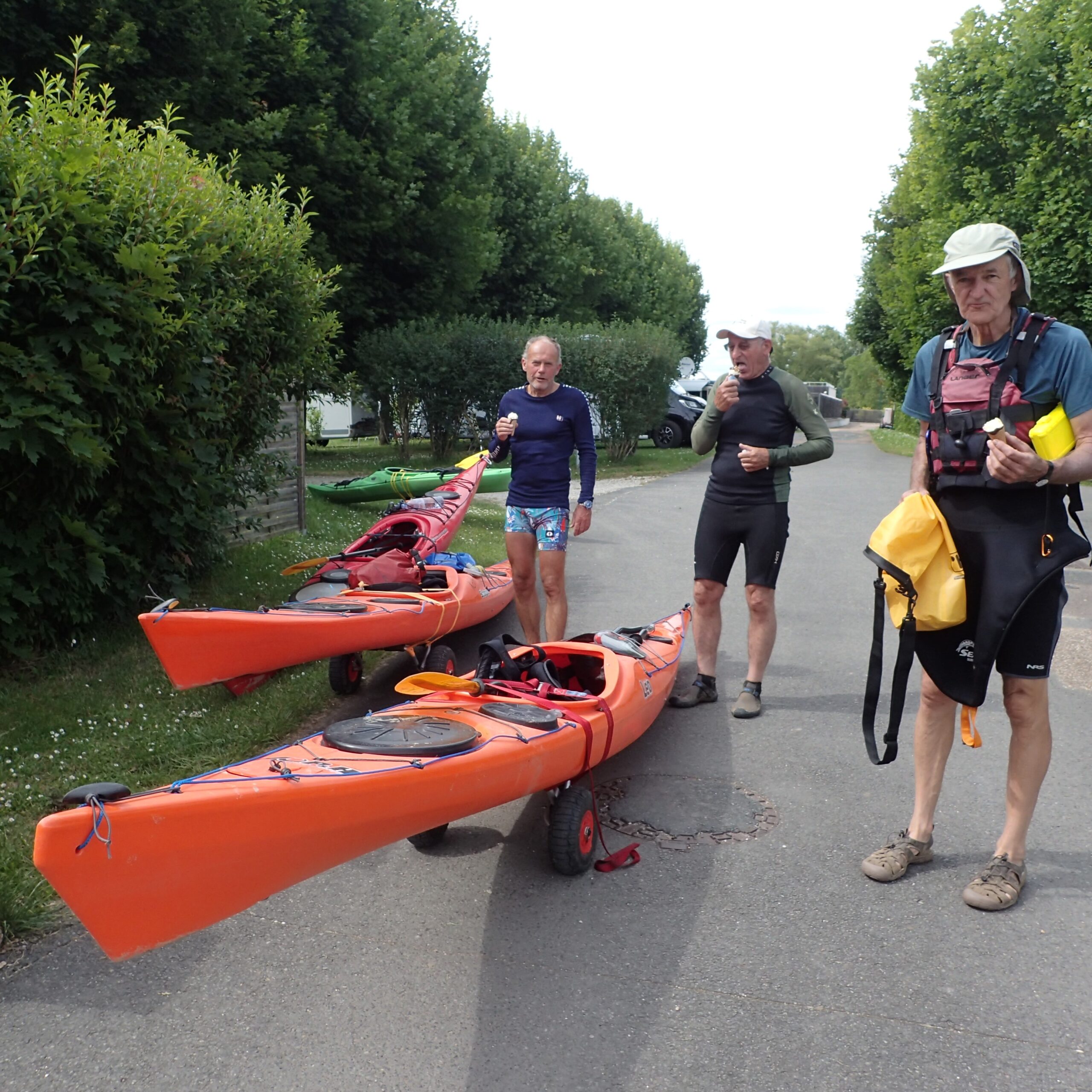 Nach der Ankunft in La Charité-sur-Loire genossen die Paddler erst mal eine Glace zur Belohnung, auch Ruedi, der Fotograf, erhielt eines.