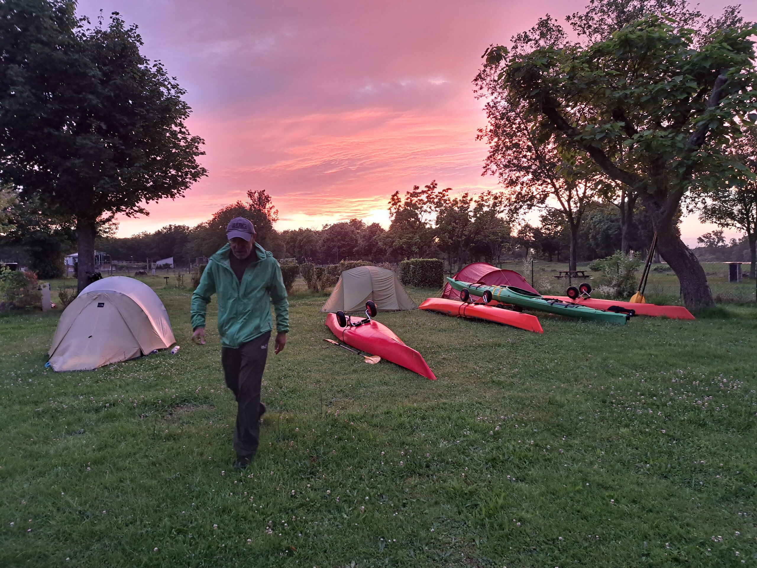 Romantisches Sonnenuntergangsbild beim Camping im verlassenen Nest Diou, wo die vier Paddler dank Pizza-Service doch nicht verhungert sind.