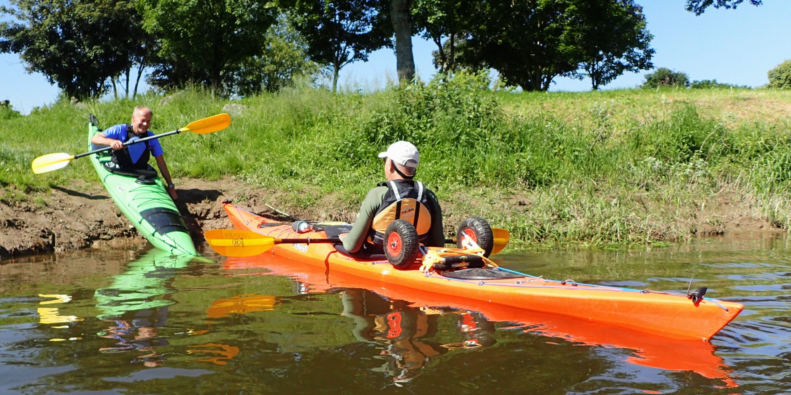 Hier rutscht Martin vom hohen Ufer aus in die Loire, bewacht von Hans. Dieses Manöver ist mit Seakjaks nicht ohne Risiko, doch es gelang ohne dass das Boot kippte.