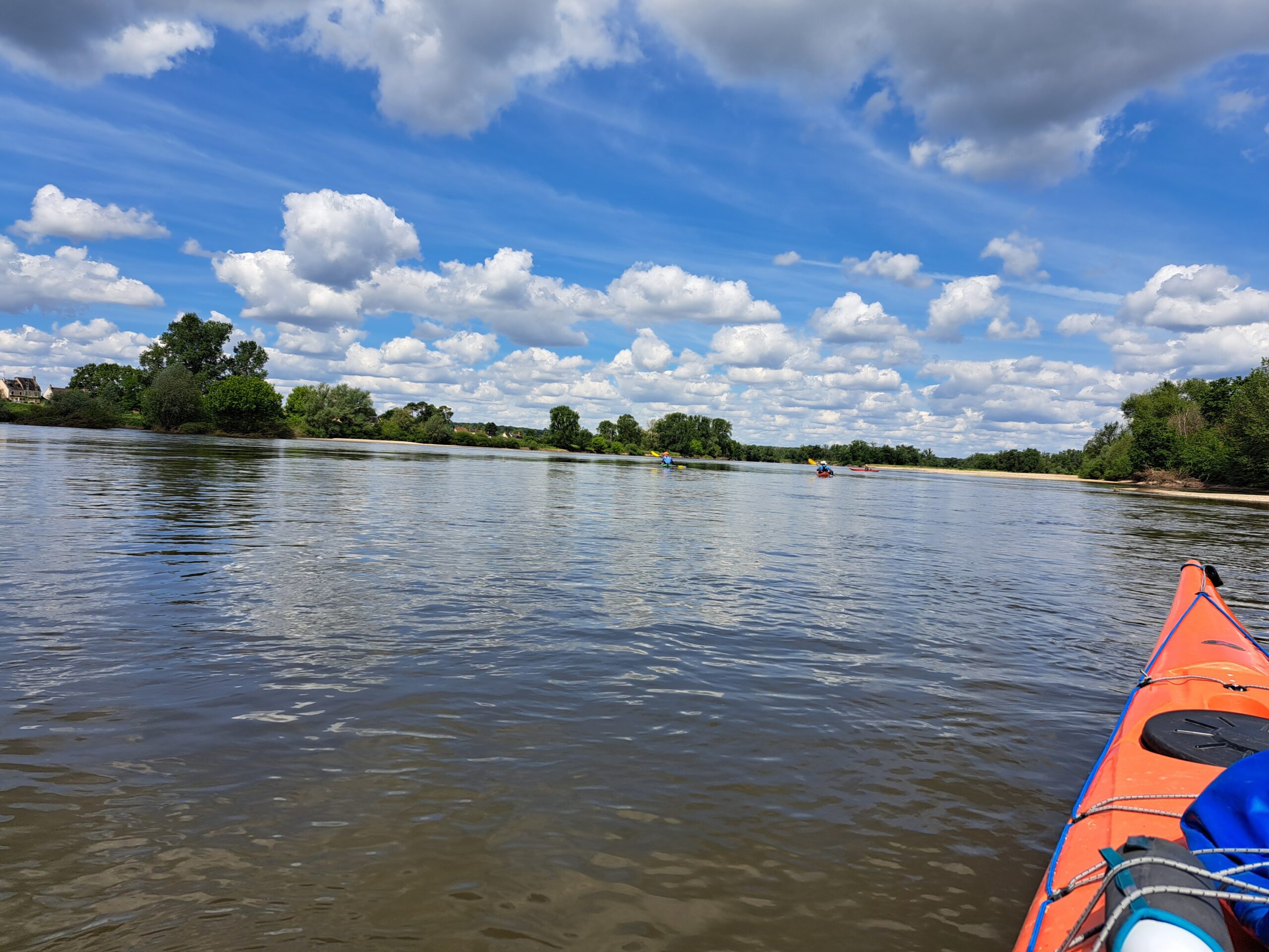 Beim Start in Digoin floss die Loire auf rund 100 Meter Breite, beim Ziel in Cosne-Cours-sur-Loire breitete sich der Fluss bis auf 500 Meter Breite aus. Hier beim Zusammenfluss der Loire mit dem Allier in Bec d'Allier.