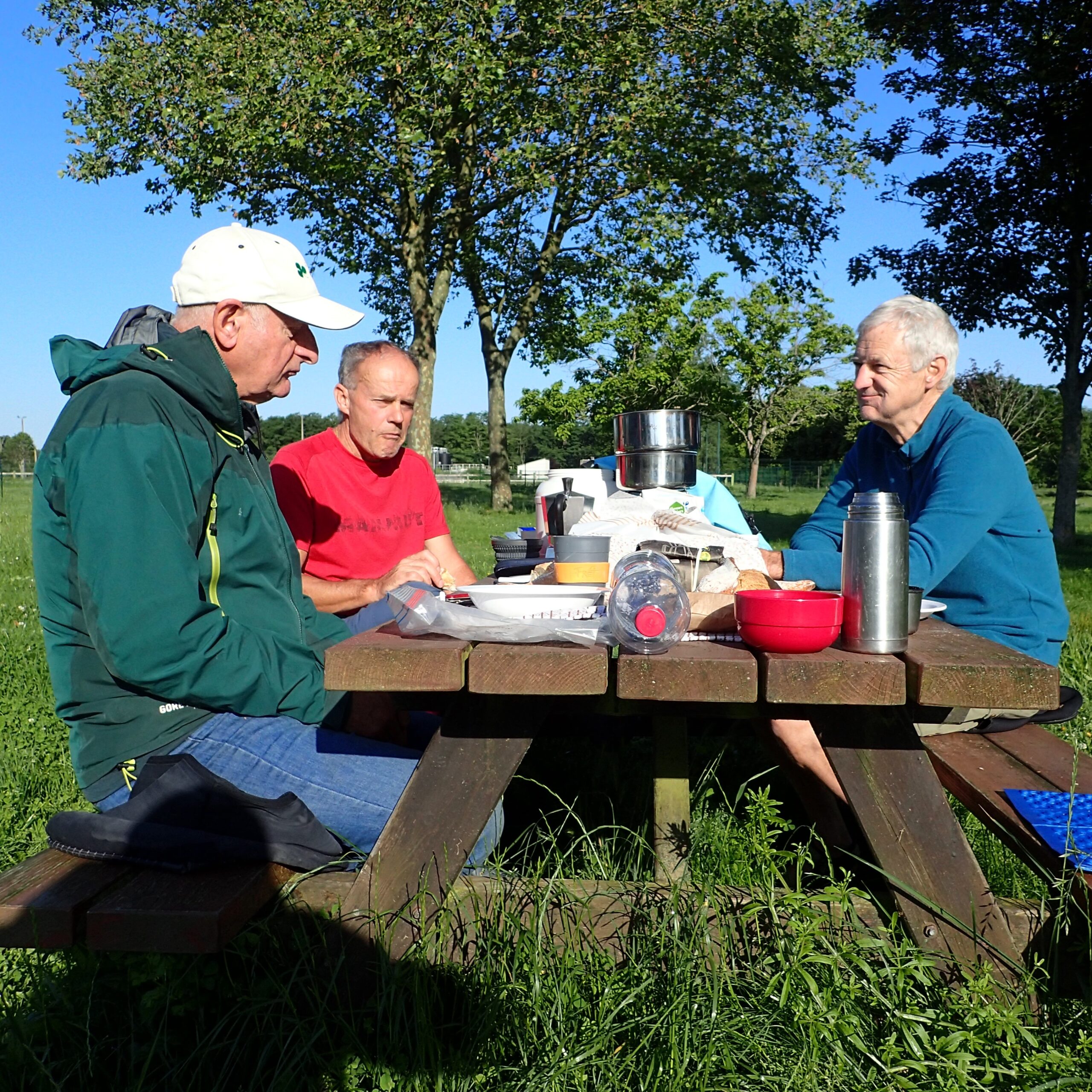Ein reichliches Frühstück mit Kaffee und Baguettes sowie Früchten, Müesli und Käse bereiteten wir morgens selber auf dem Zeltplatz zu. Meistens war es am Morgen noch recht kühl, wir man an der Kleidung sieht.