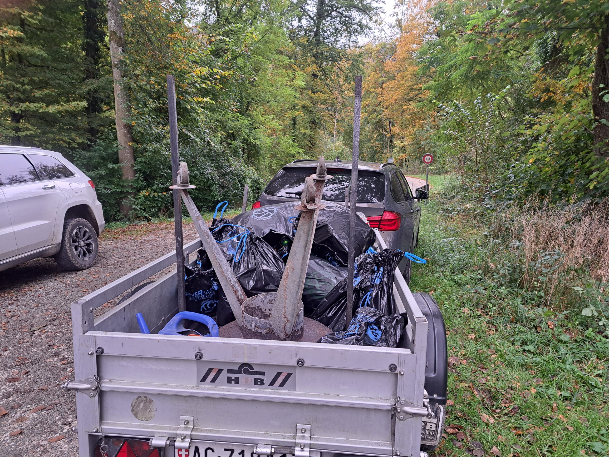 Viel Abfall und ein ganzer Grill wurde von Ufern der Aare gesammelt. Unglaublich, was Leute nach dem Fest oder Picknick einfach liegen lassen.