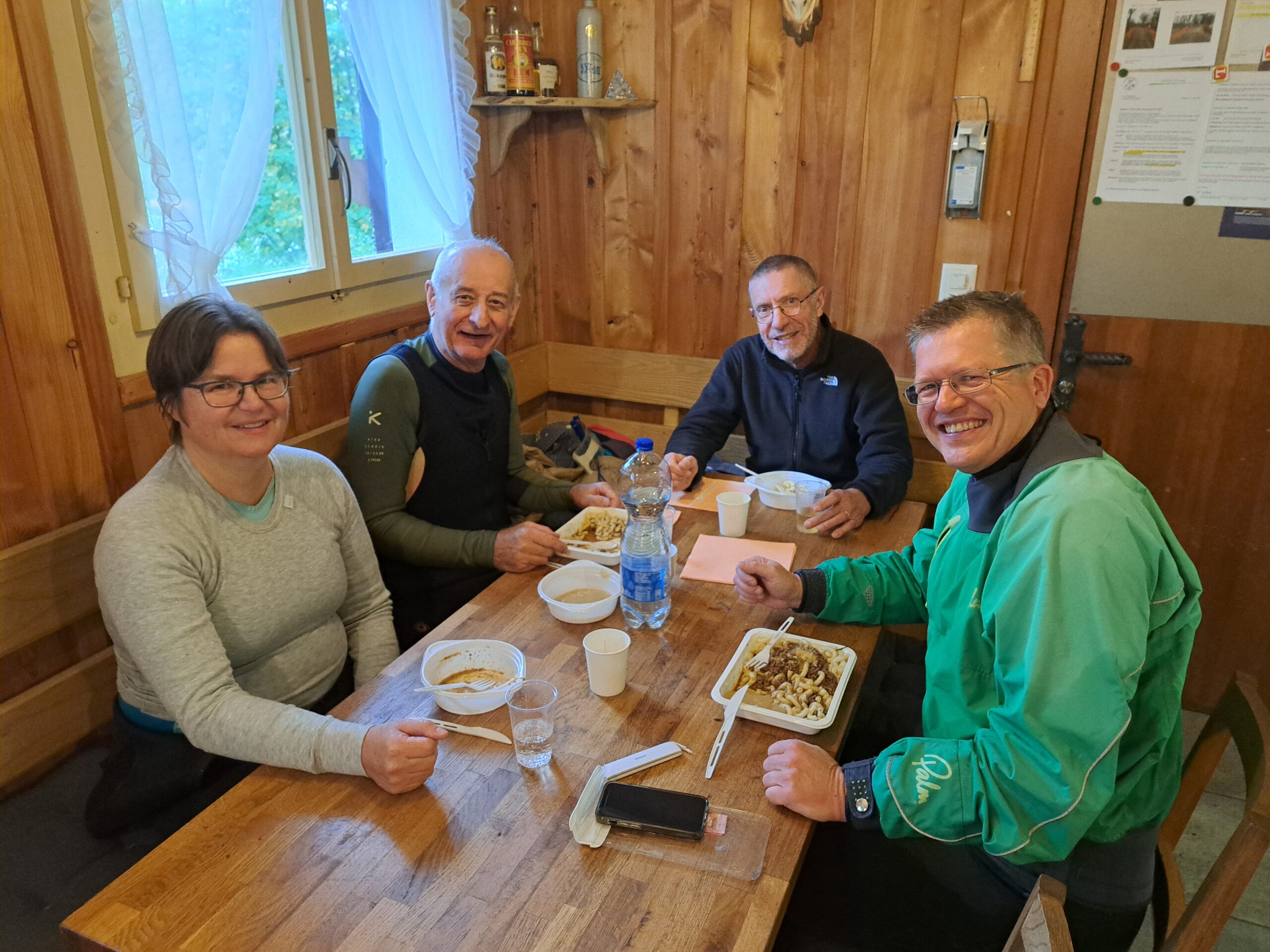 Nach dem Abfall sammeln an der Kälte schätzten es die Vier Leute Regula, Hans, Ruedi und Klas, in der warmen Fischerstube Hörnli und gehacktes zu essen. Dazu gab es feine Desserts.