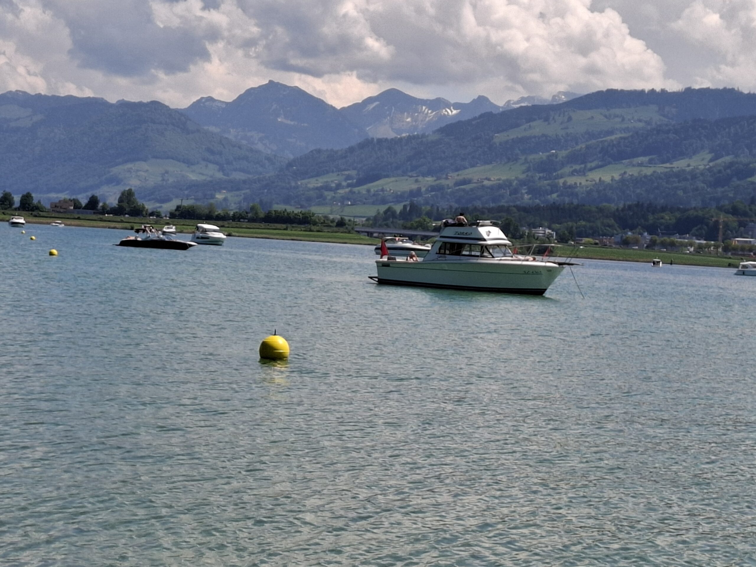 Am Nachmittag ankerten Motorboote. Die Leute darauf sonnten sich und genossen See und Sonne.