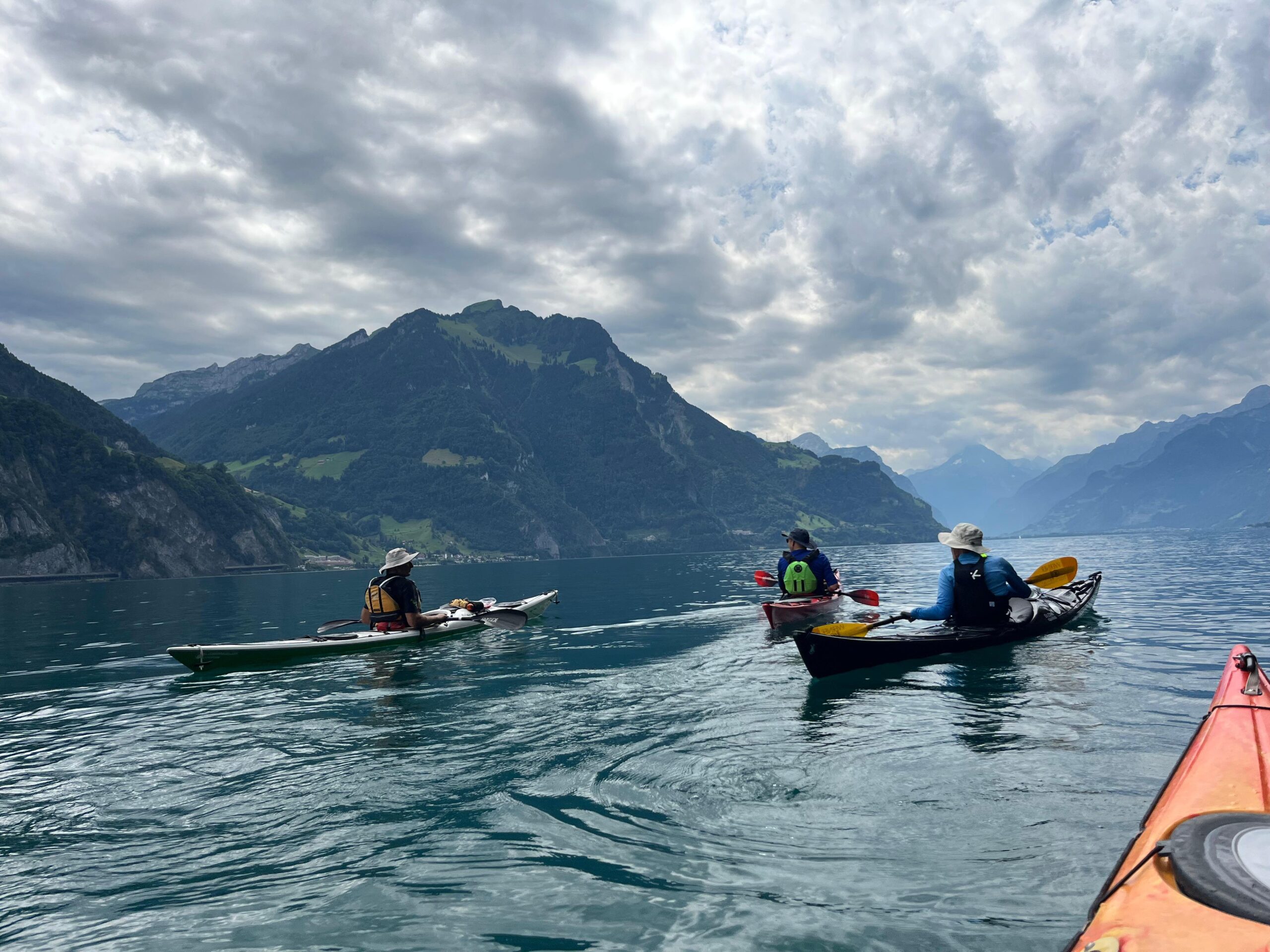 Im Urnersee drohen oft heftige Windböen und hohe Wellen. Die Seakajaker des Kanuclub Brugg erlebten die Urnersee jedoch ruhig und Windstill.