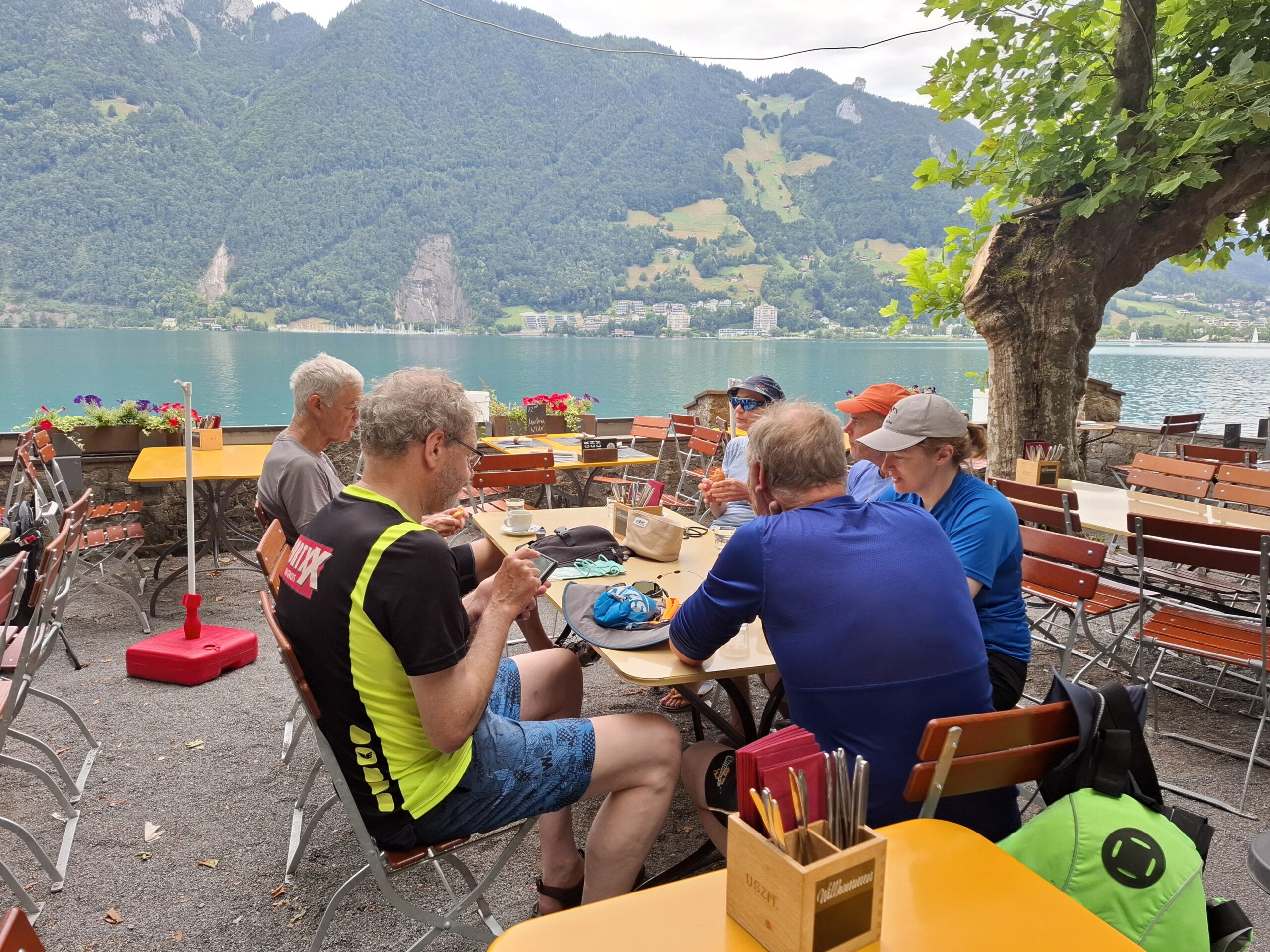 An der Schiffstation Treib machten die acht Paddler am 6. Juli 205 einen Kaffee-Nussgipfel-Halt. 