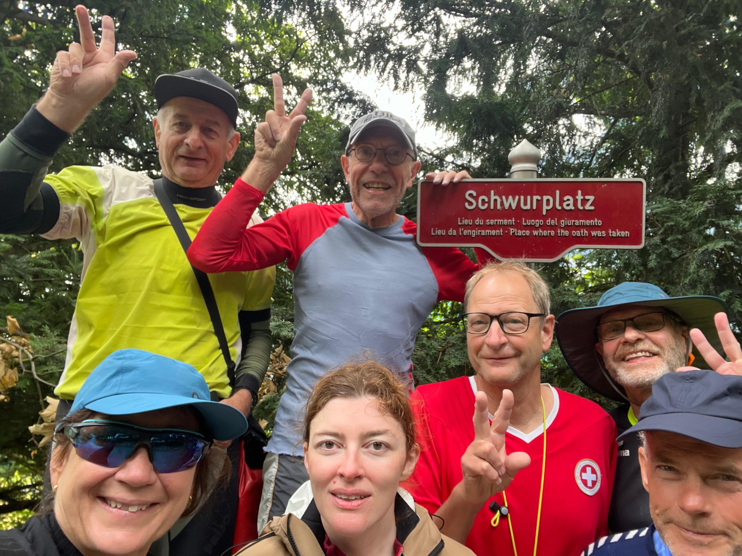 Am 7. Juli 2025 schworen die acht Paddler auf dem Rütli den Schwur für lebenslanges Paddeln. Hier wussten sie noch nicht, dass ihnen auf der restlichen Strecke Gegenwind und Wellen die Kräfte rauben werden. 