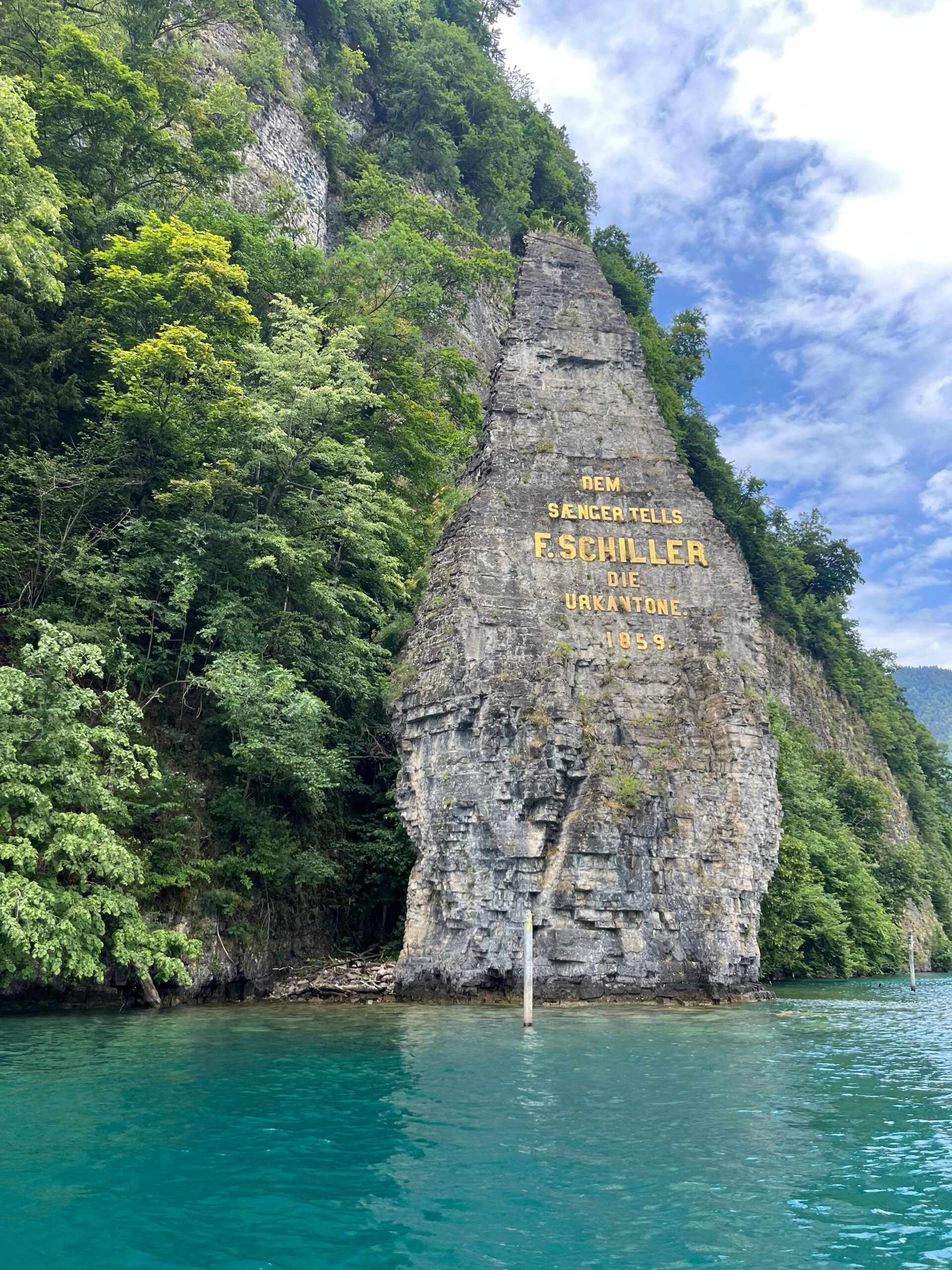 Der Schillerstein, auch unter dem Namen Mythenstein bekannt, ist ein etwa 20 Meter hoher, markanter Felsblock, der am Eingang zum Urnersee, dem südlichsten Becken des Vierwaldstättersees, aus dem Wasser ragt. Er liegt gegenüber von Brunnen zwischen der Treib und dem Rütli und ist nur vom Wasser her zugänglich.