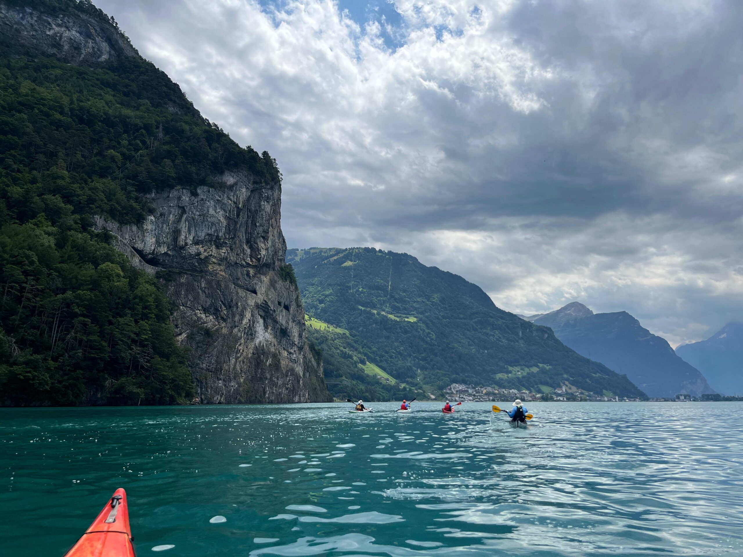 Auf dem Weg vom Schillerstein nach Beckenried war der Vierwaldstättersee am 7. Juli 2025 noch ruhig. Kurz darauf plagten böiger Wind, Regen und Wellen die Paddler vom Kanuclub Brugg.