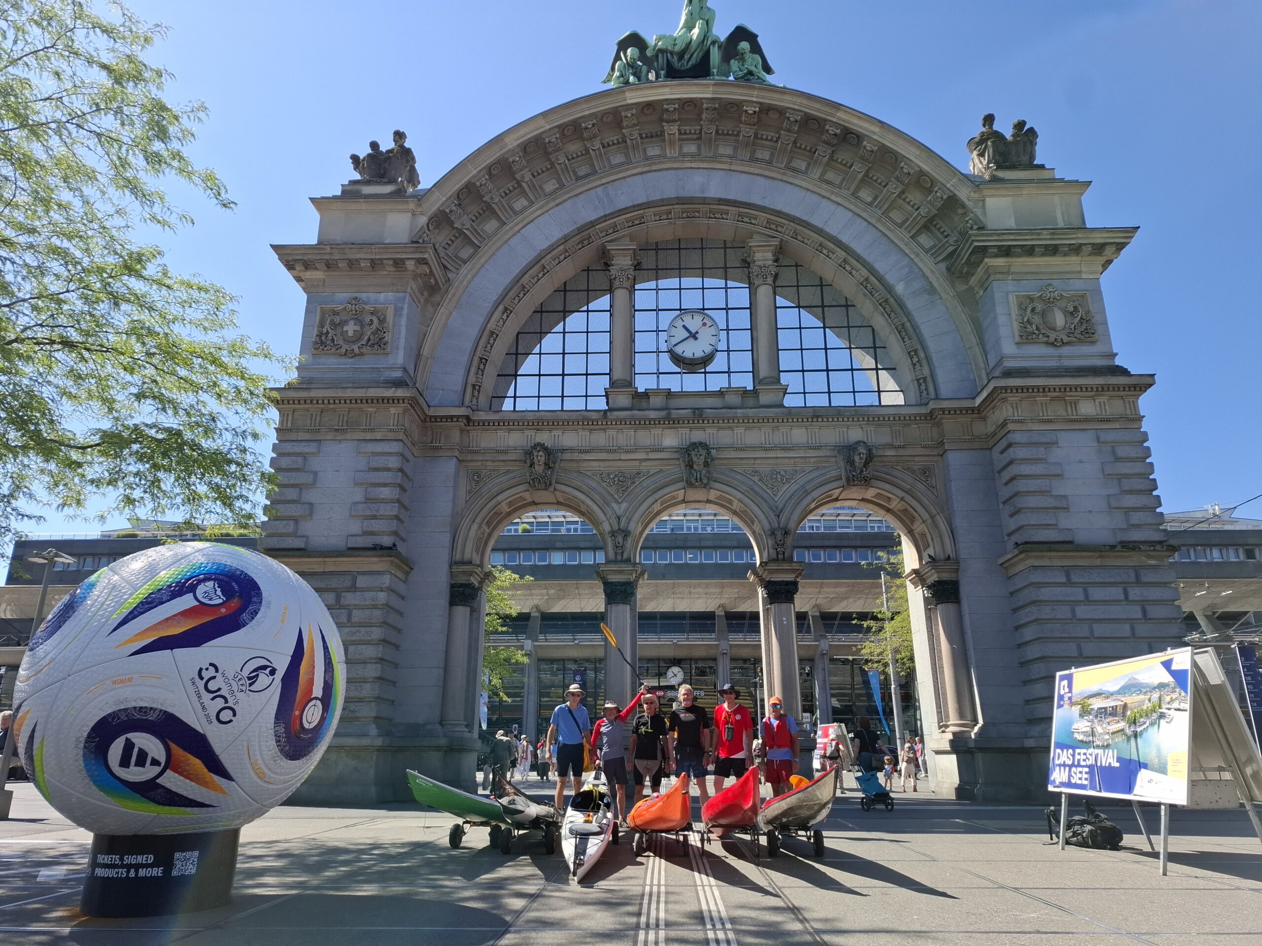 Am 10. Juli 2025 erreichten sechs Paddler Luzern. Extra auf den Wunsch von Rita Blättler vom Kanuclub Luzern stellten sie sich am 10. Juli 2025 mit ihren Seakajaks auf dem Europaplatz vor dem Bahnhof Luzern auf. Das war bisher noch nie vorgekommen. 