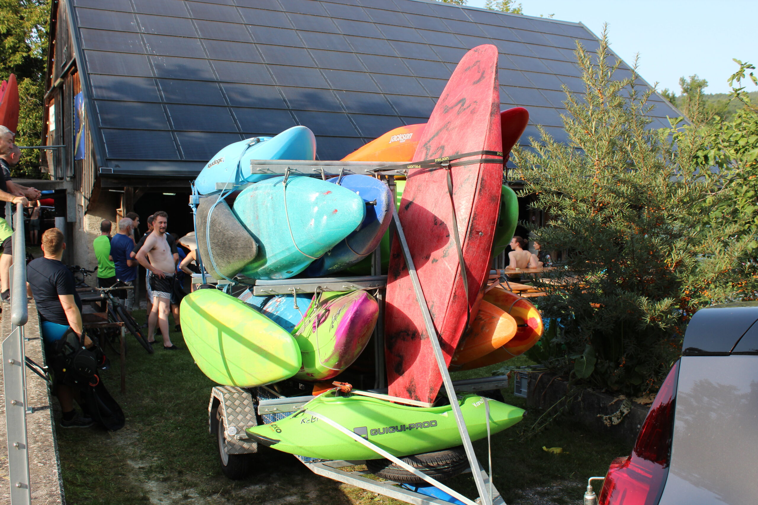 Soviele Boote wie möglich werden auf den Anhänger verstaut.