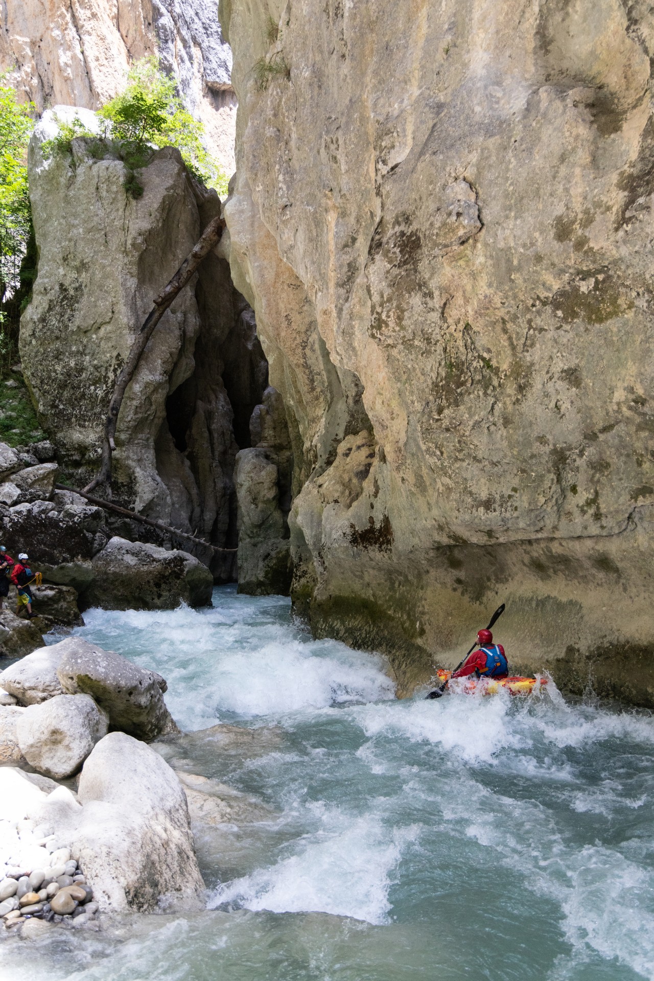 Die Unterwelt zum Zweiten: Einfahrt in den L`Imbut. Der Fluss verschwindet komplett in dieser Höhle.