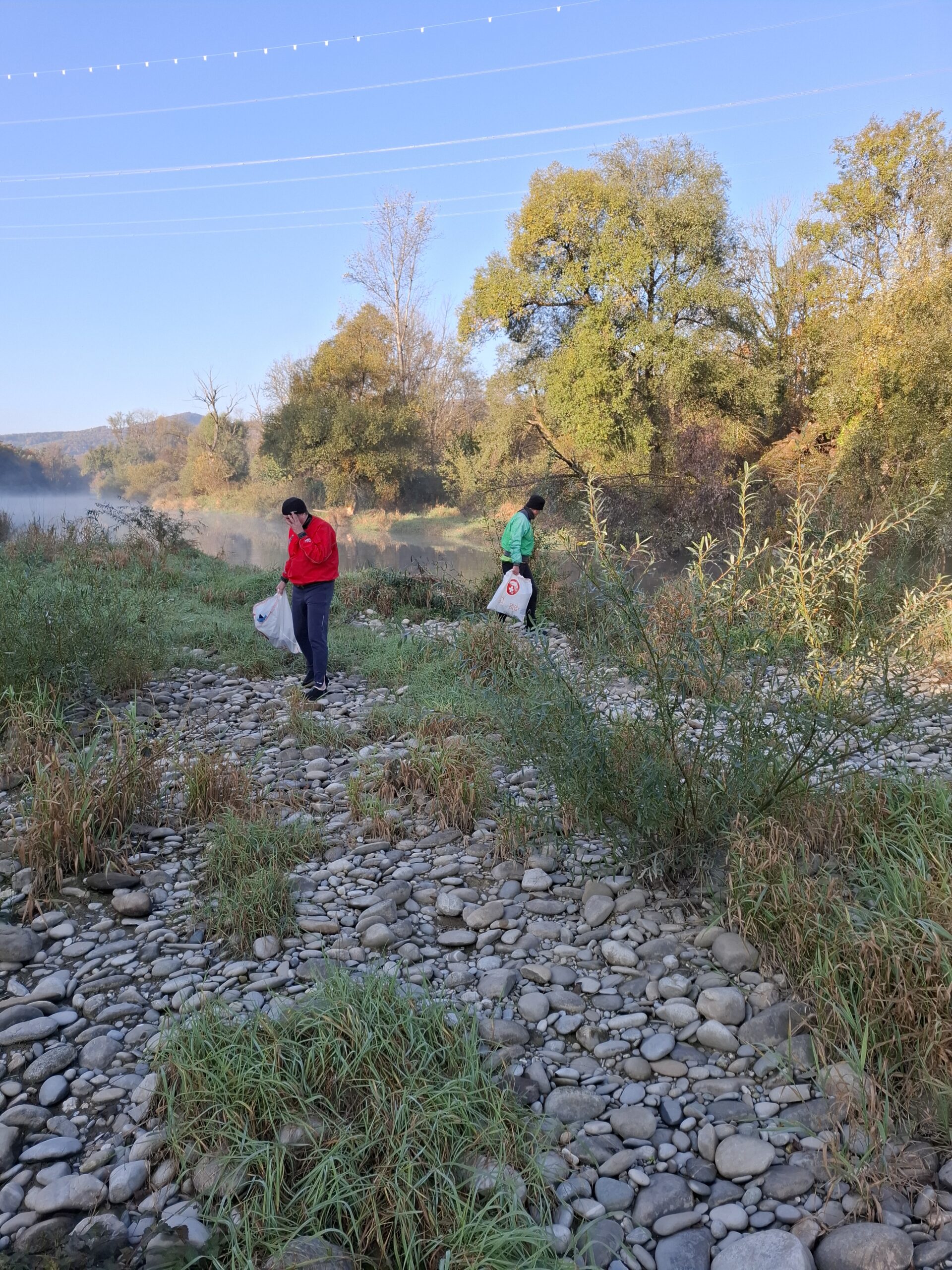Fleissig sammelte man Dosen, Plastik am Ufer der alten Aare.