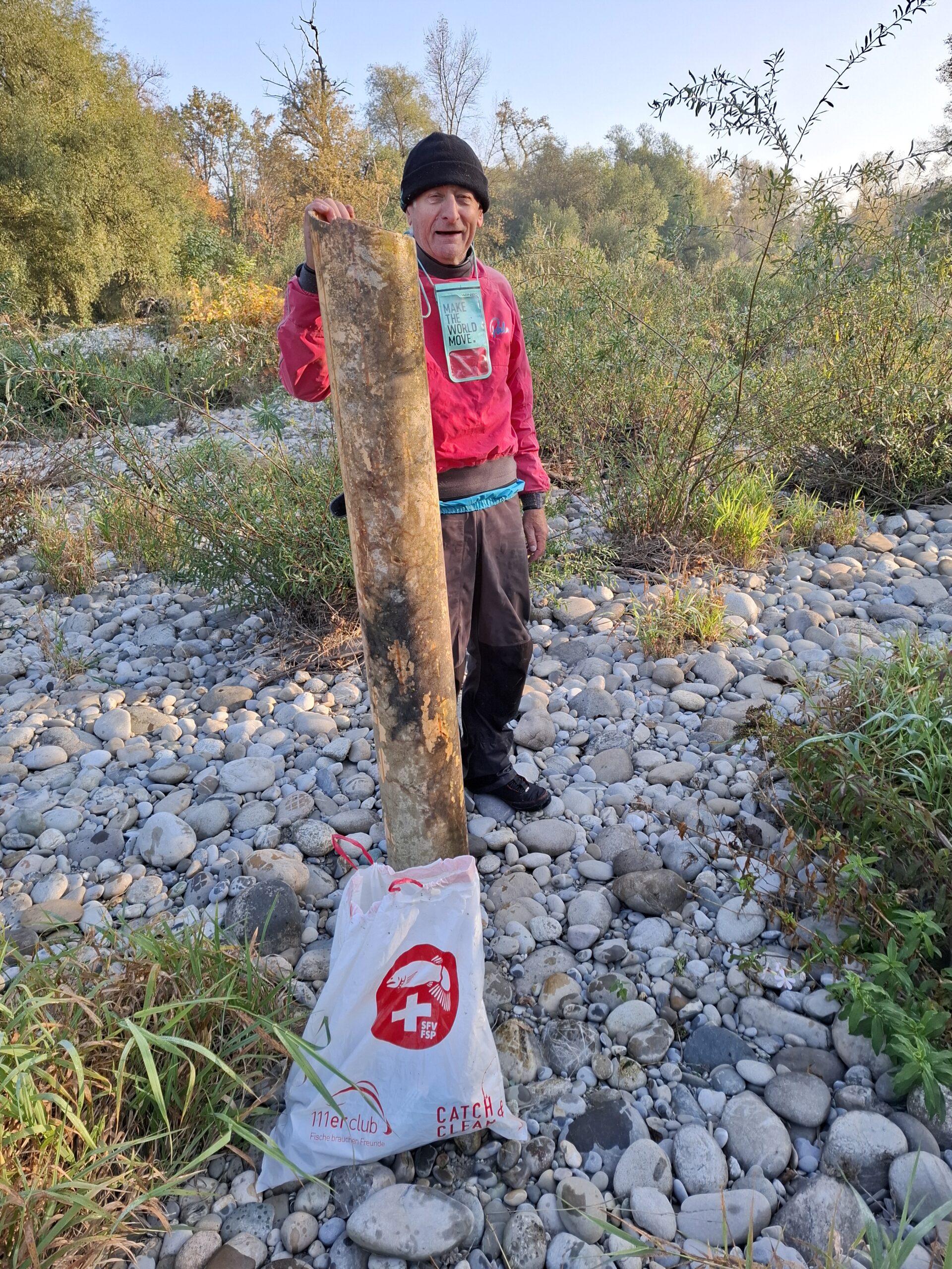 Der Präsident himself zog ein zwei Meter langes Plastikrohr aus der Aare.