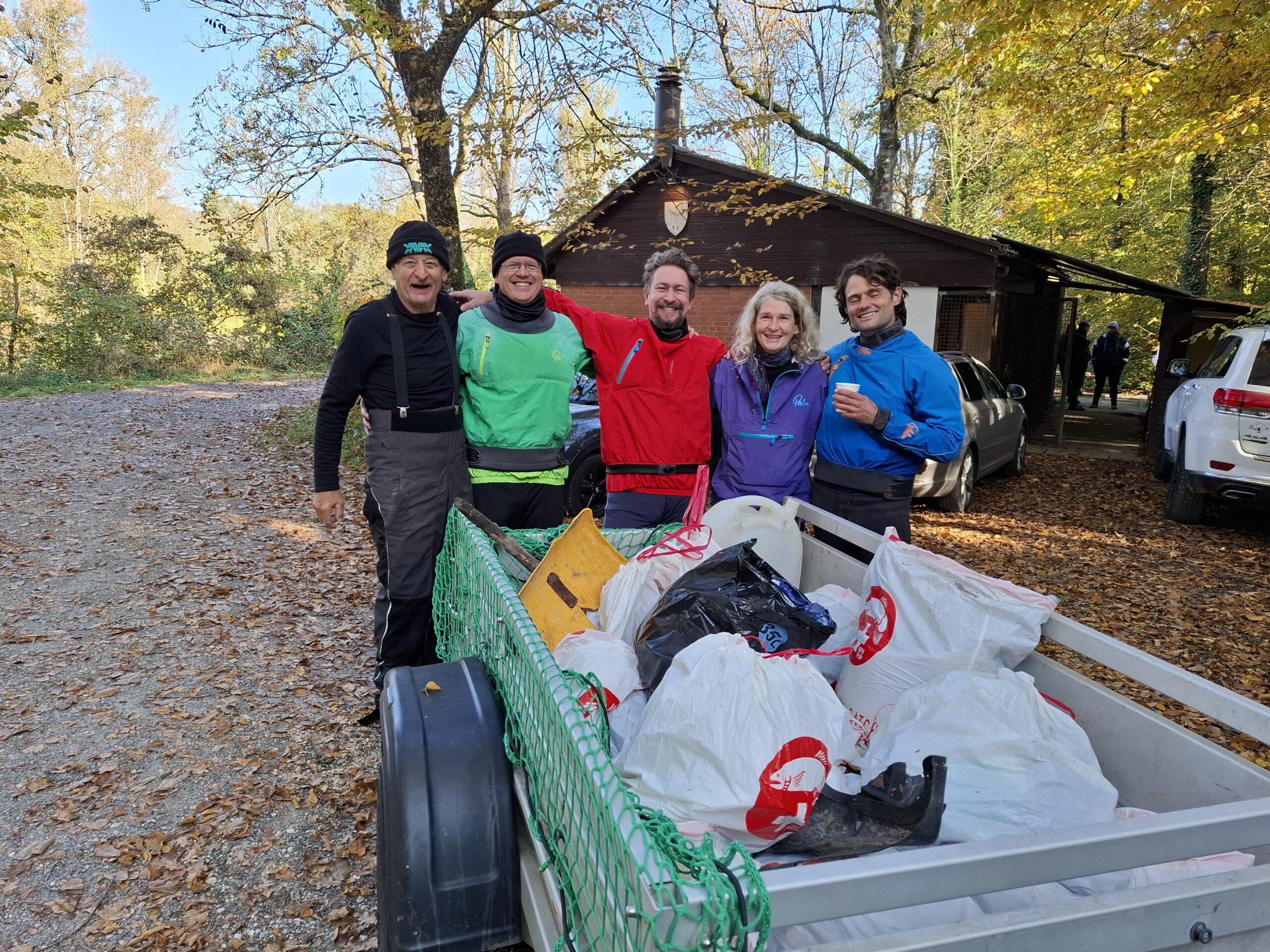 Die fünf fleissigen vom Kanuclub Brugg präsentieren die gesammelten Abfälle. Die Aare ist ab sofort sauber.