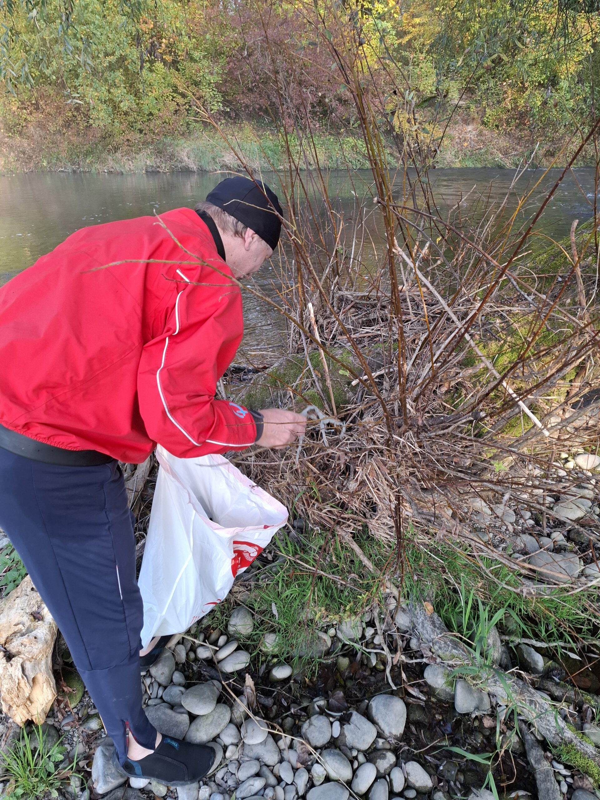 Es war mühsam, kleine Plastikteil aufzusammeln. 