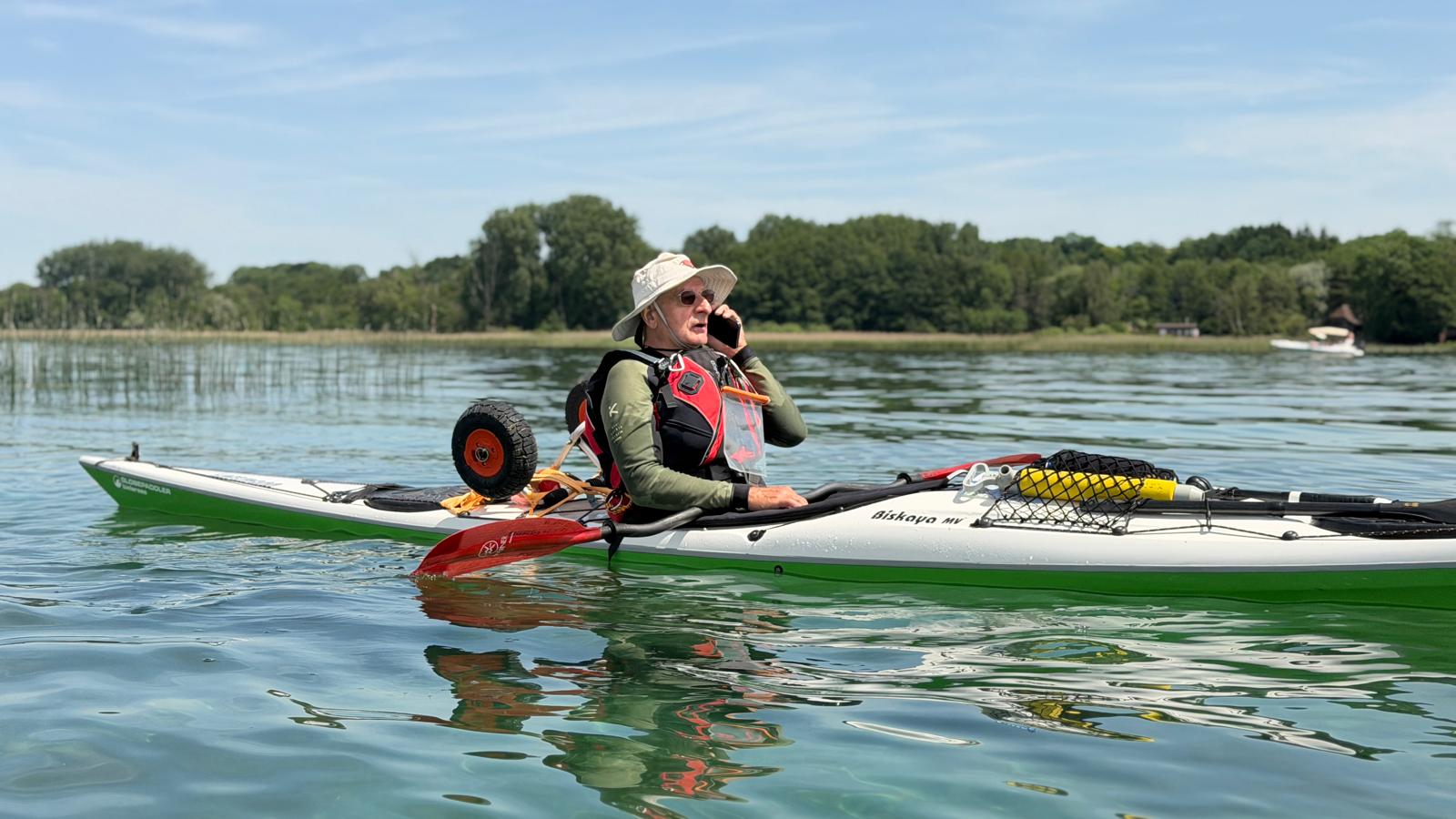 Hans, der Organisator, musste auch mal auf dem Wasser telefonieren. Weil die Brugger Seakajaker aber im Juni, also in der Vorsaison unterwegs waren, hatte es am Zielort aber immer genügend Platz für die Zelte und Kajaks.