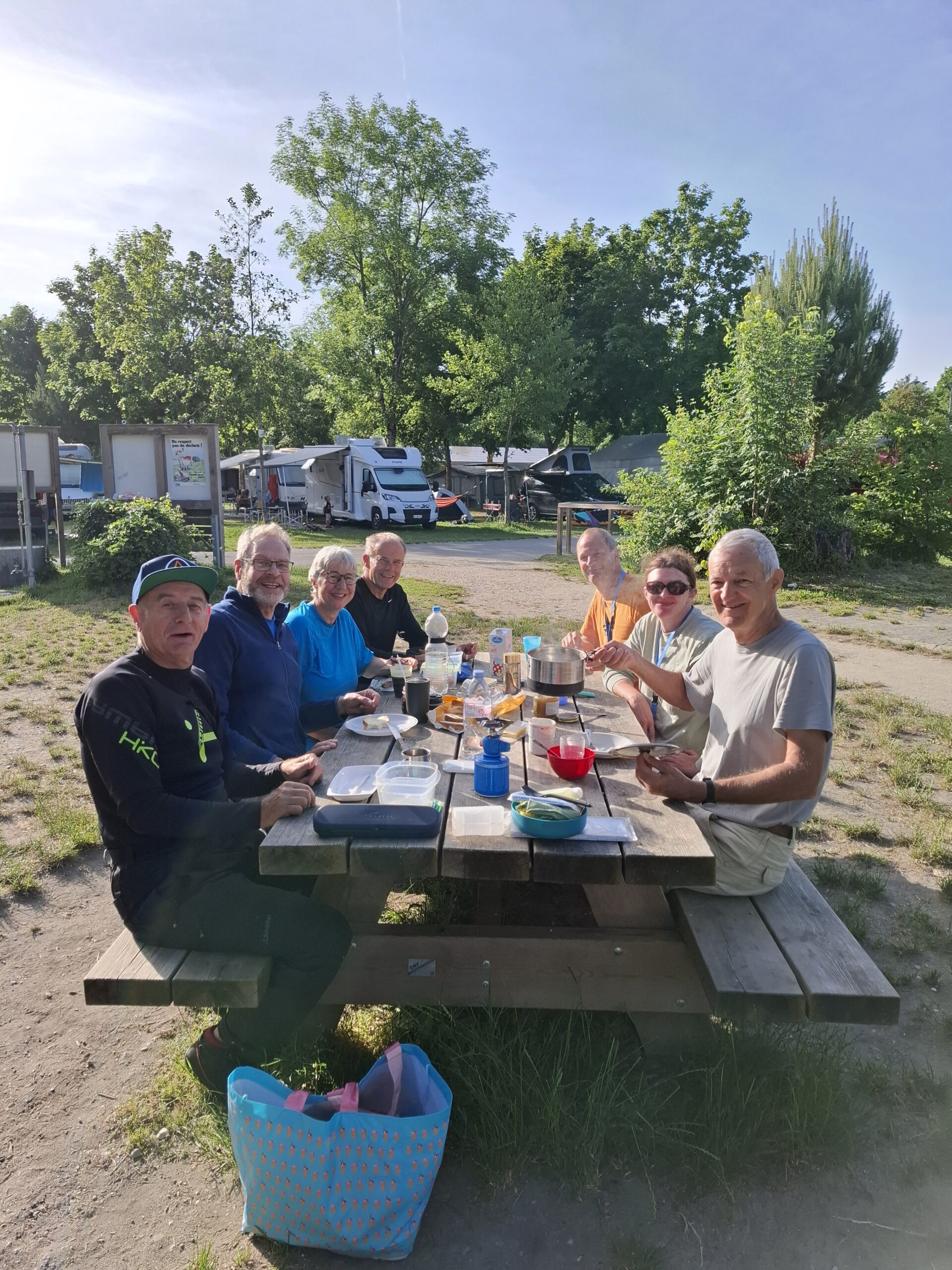 Urs und Adrian bereiteten täglich ein reichhaltiges Frühstück vor. Einmal gab es kanadischer Porridge, ein andermal Rührei. Zum Nachtessen kochten die Teamköche einmal Risotto mit Spargeln, aber gewöhnlich ass man Abends auswärts.