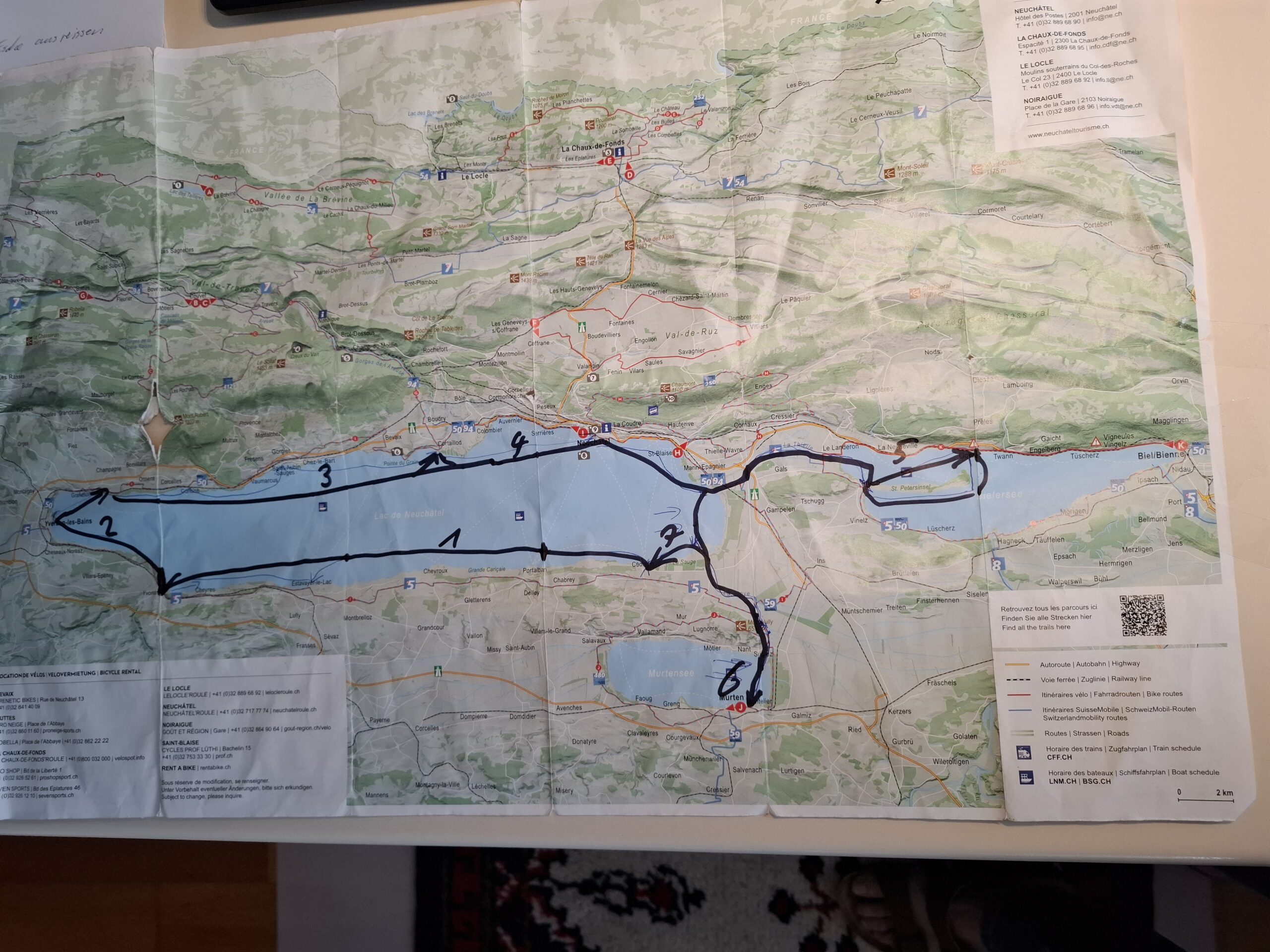 Die Tour führte über die drei Seen auf sieben am Ufer gelegene Zeltplätze. Zelte und Gepäcke wurden in den Seakajaks mitgeführt.